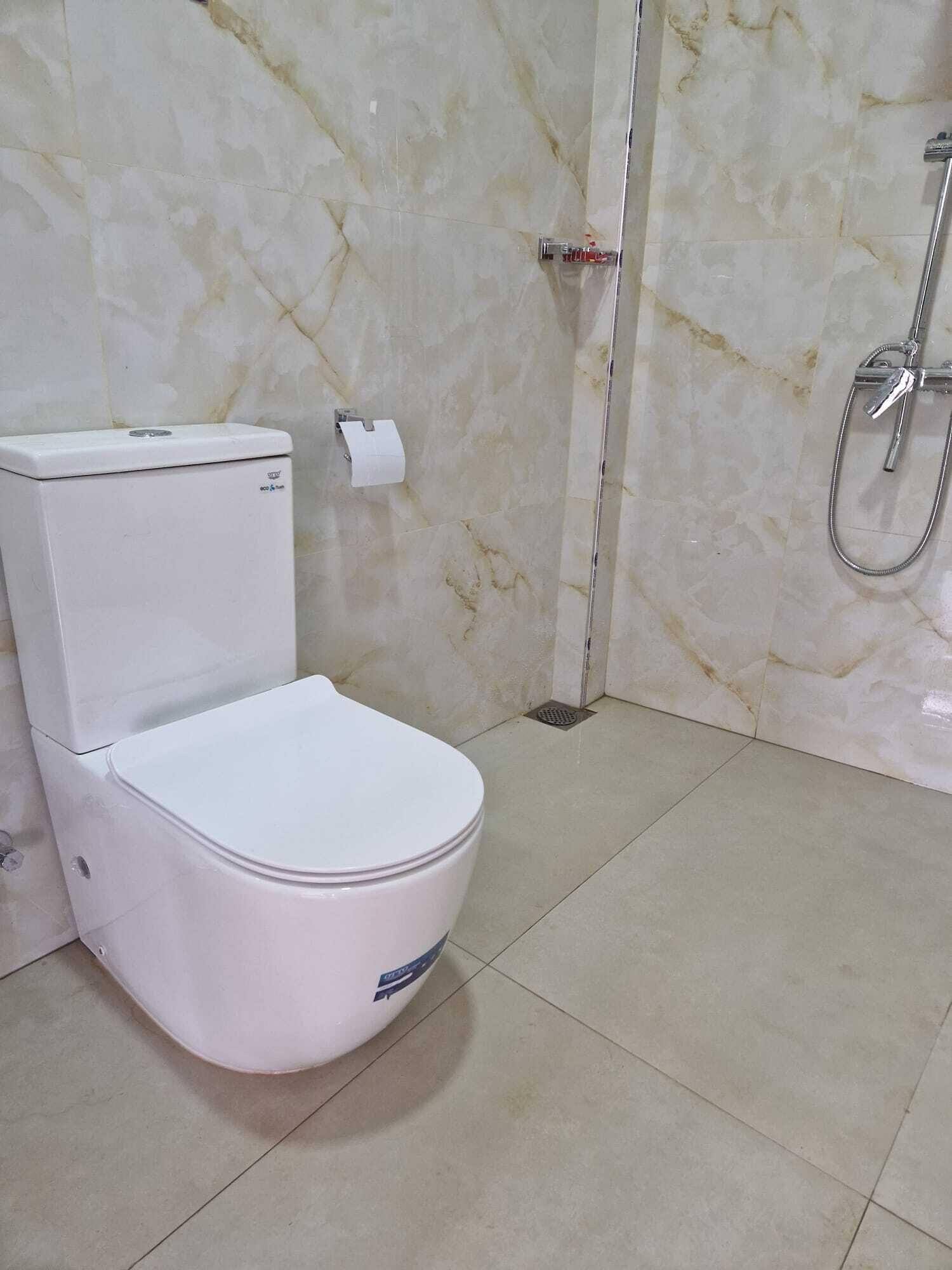 Toalhas de banho, sabonete, shampoo, papel higiênico