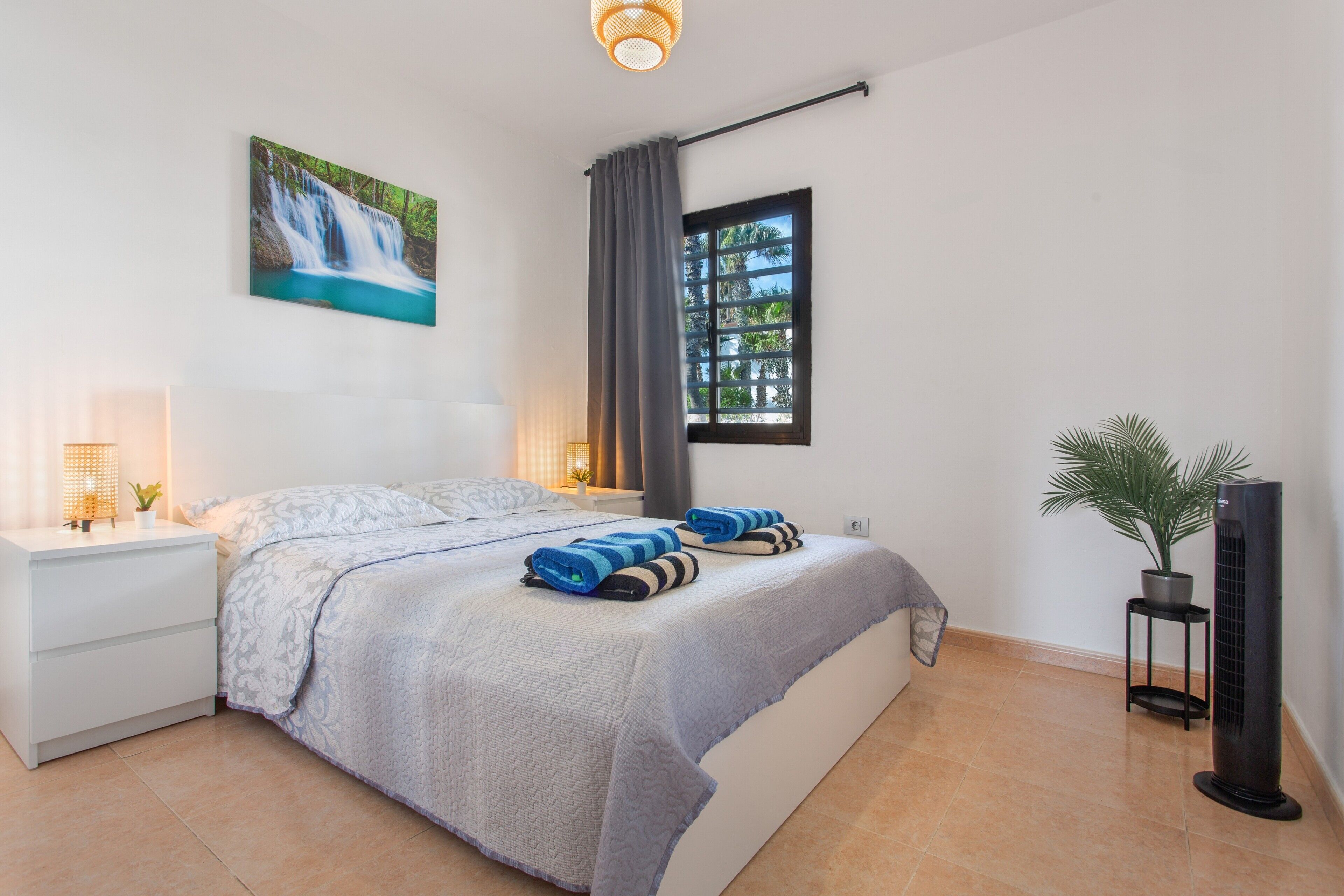 1 habitación, tabla de planchar con plancha, wifi y ropa de cama 