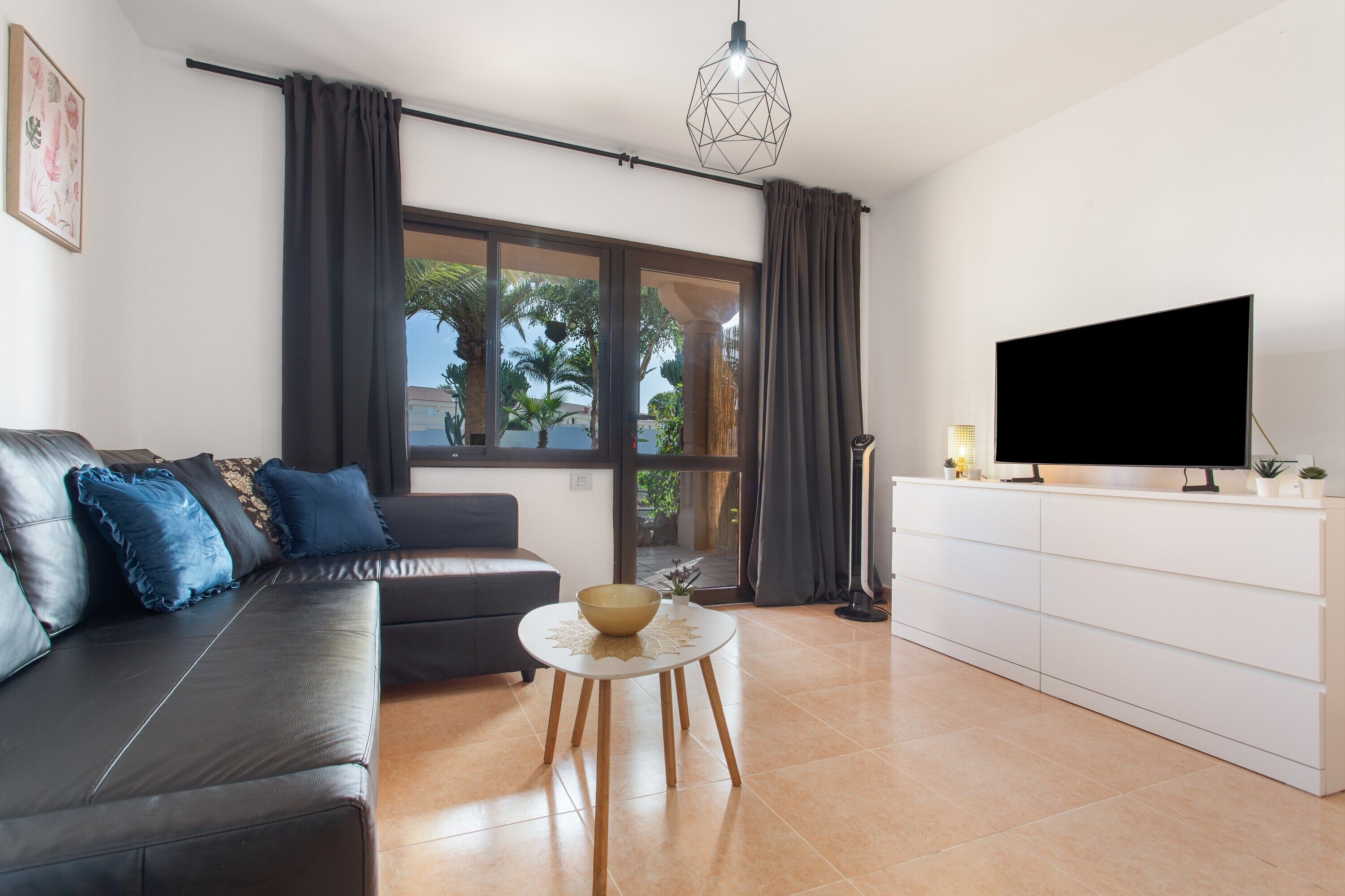 Una televisión, una mesa de tenis de mesa