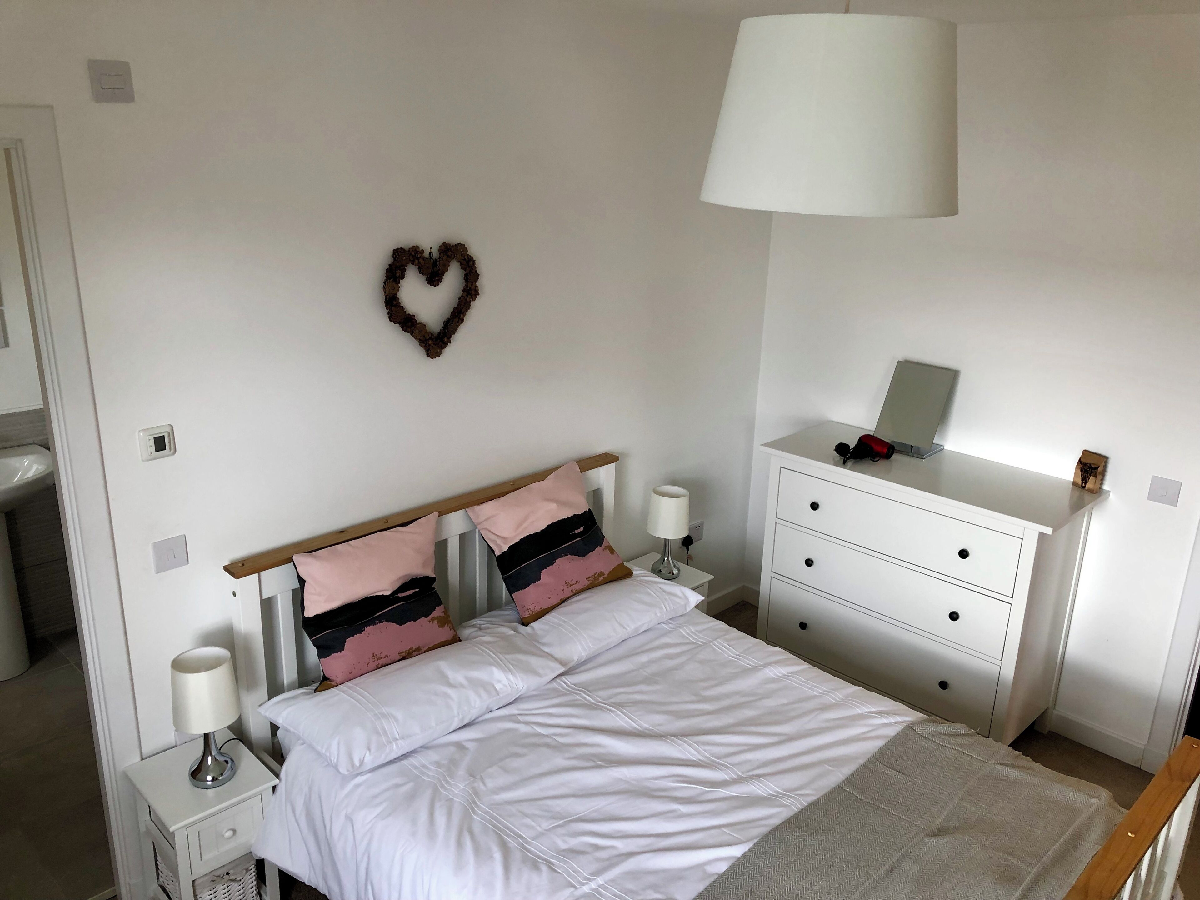 2 habitaciones, tabla de planchar con plancha, wifi y ropa de cama 