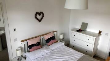 2 habitaciones, tabla de planchar con plancha, wifi y ropa de cama