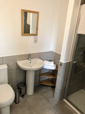 Een douche, een haardroger, handdoeken, zeep