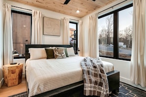 5 bedrooms, iron/ironing board, WiFi, bed sheets