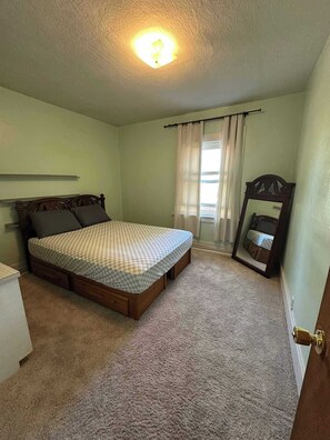 4 bedrooms, desk, travel cot, WiFi