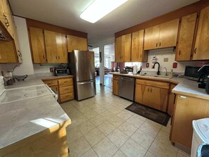 冷蔵庫、電子レンジ、オーブン、コンロ