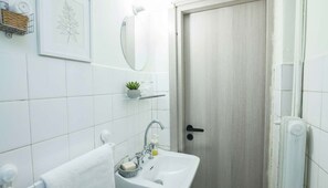 Regadera, secadora de cabello, toallas 