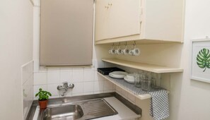 Interior - Cozy Minimal Studio by Ampelokipoi Metro (Συκιές)