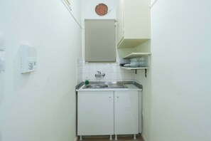 Køleskab, ovn, kaffe-/temaskine, køkkentøj/tallerkener/redskaber