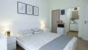 Tabla de planchar con plancha, wifi y ropa de cama 