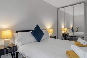 2 bedrooms, desk, iron/ironing board, WiFi