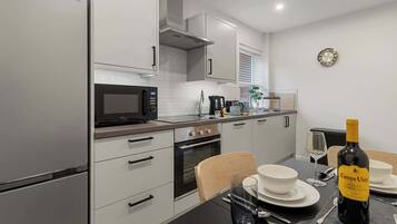 Geladeira, micro-ondas, fogão, cooktop