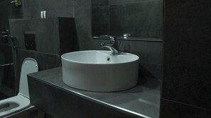 Chuveiro, toalhas de banho, sabonete, shampoo