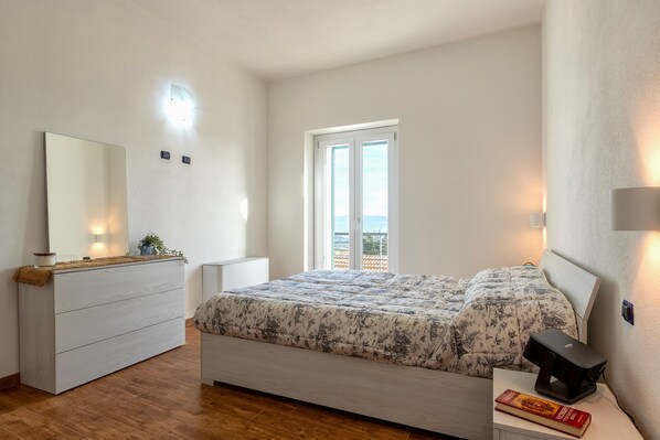 2 عدّة غرف نوم ومكواة/لوح كي وواي فاي وملاءات أسرّة