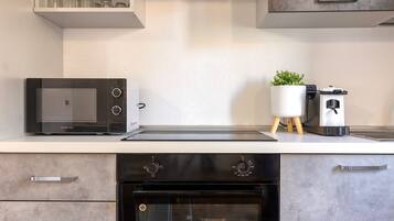 Réfrigérateur, micro-ondes, four, plaque de cuisson