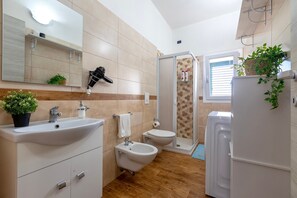 Shower, hair dryer, towels - Casa Rinascita with Private Pool (Nulvi)