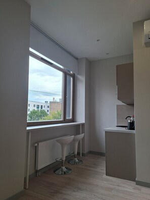 Zweibettzimmer, barrierearme Badewanne | Zimmersafe, schallisolierte Zimmer, Bügeleisen/Bügelbrett