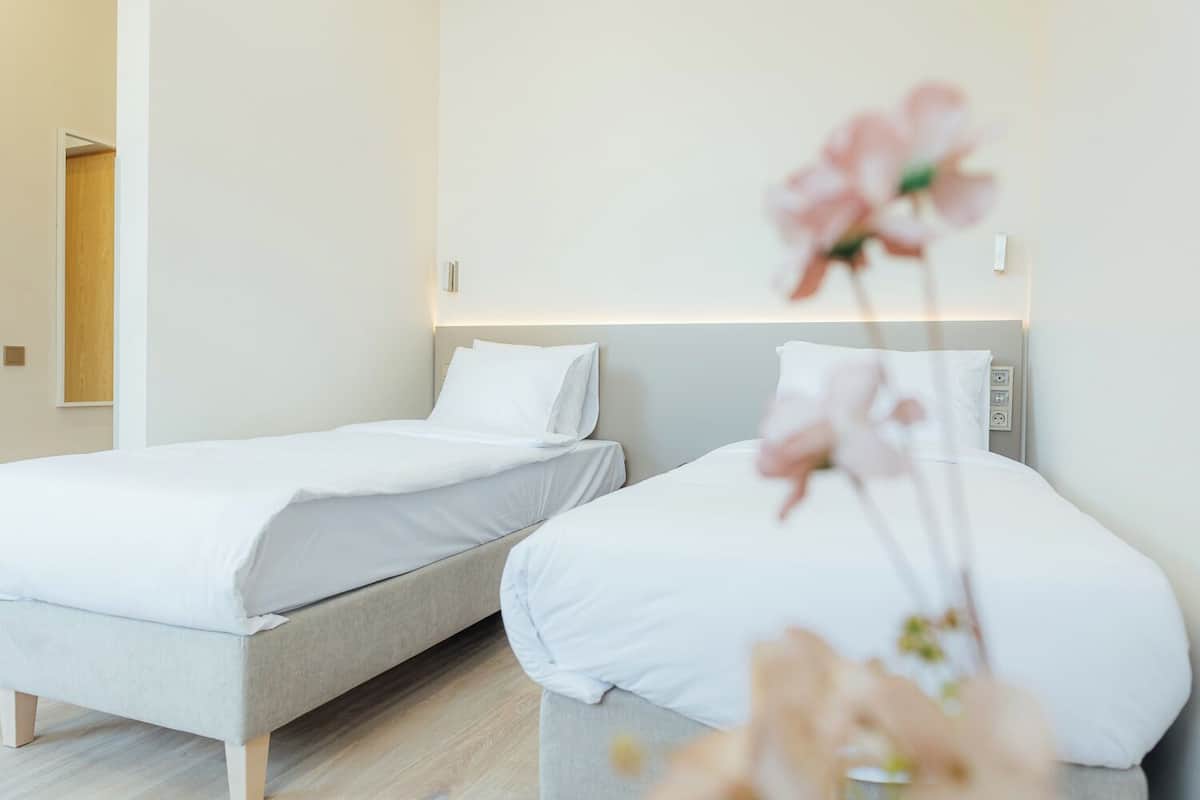 In-room safe, soundproofing, iron/ironing board, free WiFi