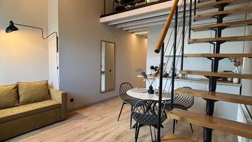 Superior Duplex | In-room safe, soundproofing, iron/ironing board, free WiFi