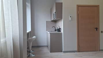 Habitación con 2 camas individuales, tina para personas con discapacidad | Caja de seguridad en la habitación y insonorización