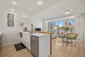 Fridge, microwave, oven, stovetop - Riverside Retreat! Gym, BBQ, Free Banff Pass! (Calgary)