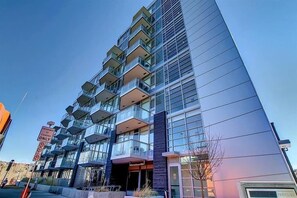 Exterior - Riverside Retreat • Gym • FREE Banff Pass • Workspace • Wine • UG Parking! (Calgary)