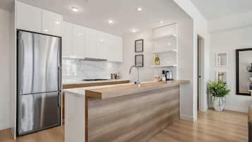 Geladeira, micro-ondas, fogão, cooktop