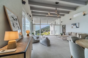 Smart TV, books, computer monitors - Villa Blue Horizon (Nerežišća)