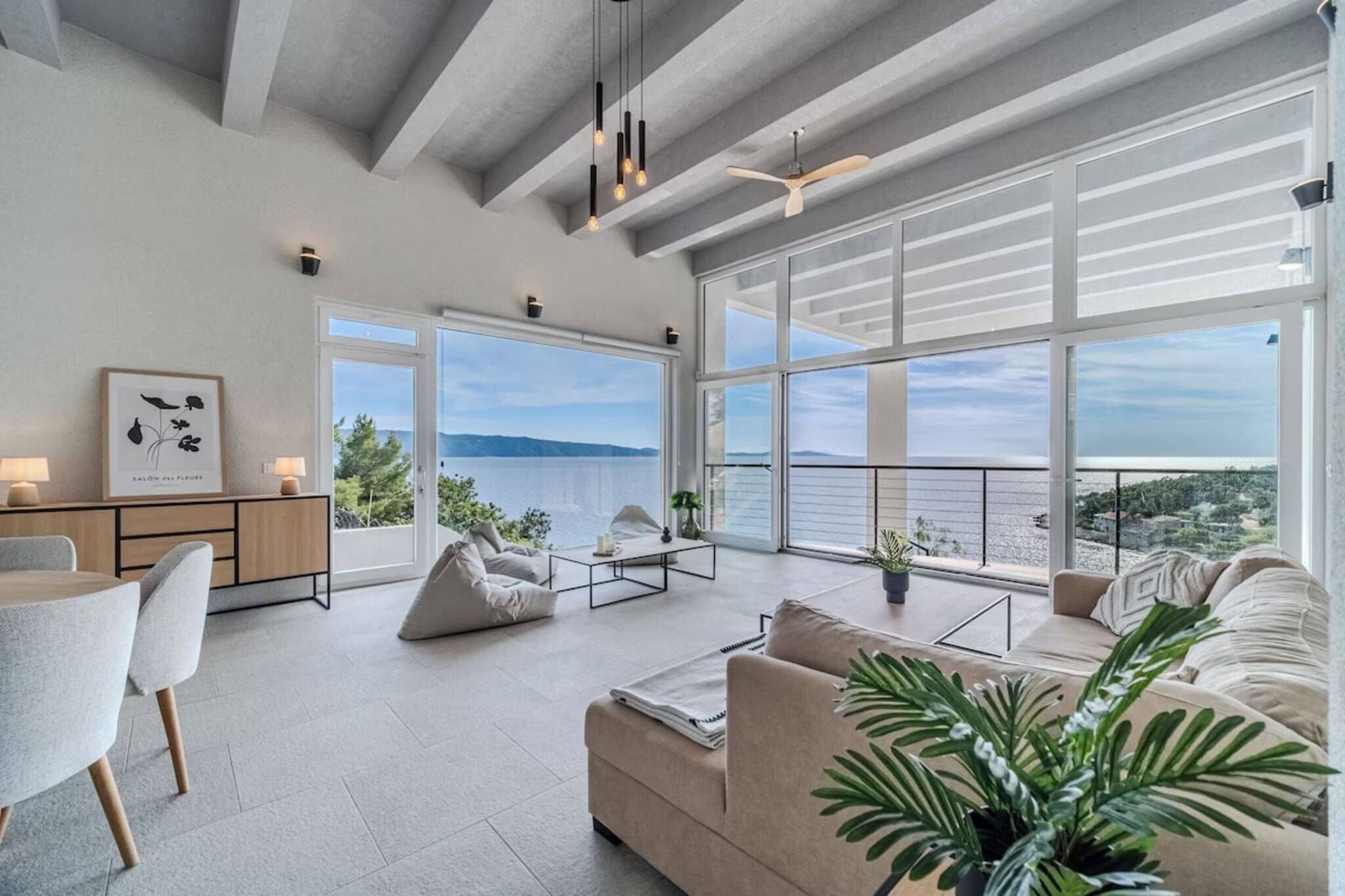 Smart TV, lareira, livros, monitores de computador