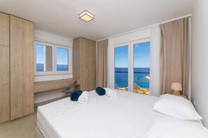 5 bedrooms, desk, iron/ironing board, free WiFi