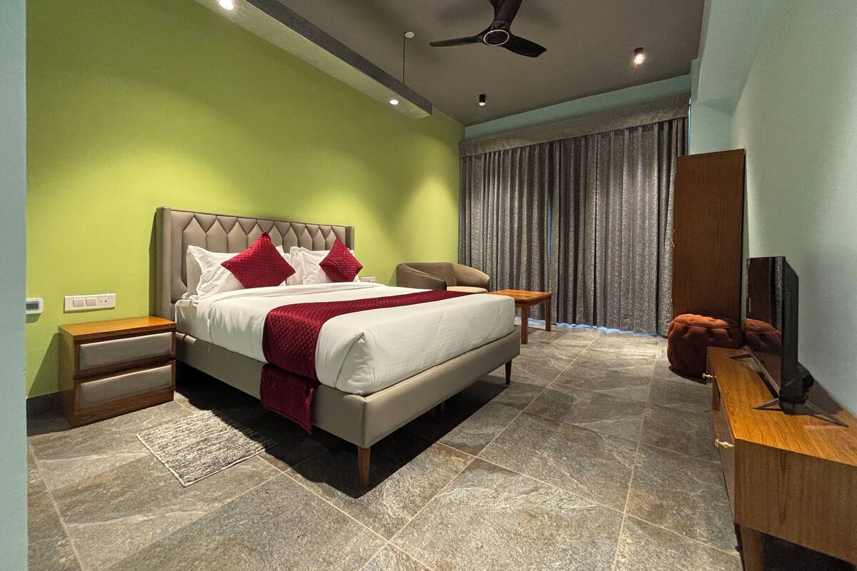 In-room safe, laptop workspace