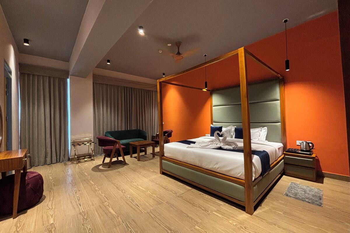 In-room safe, laptop workspace