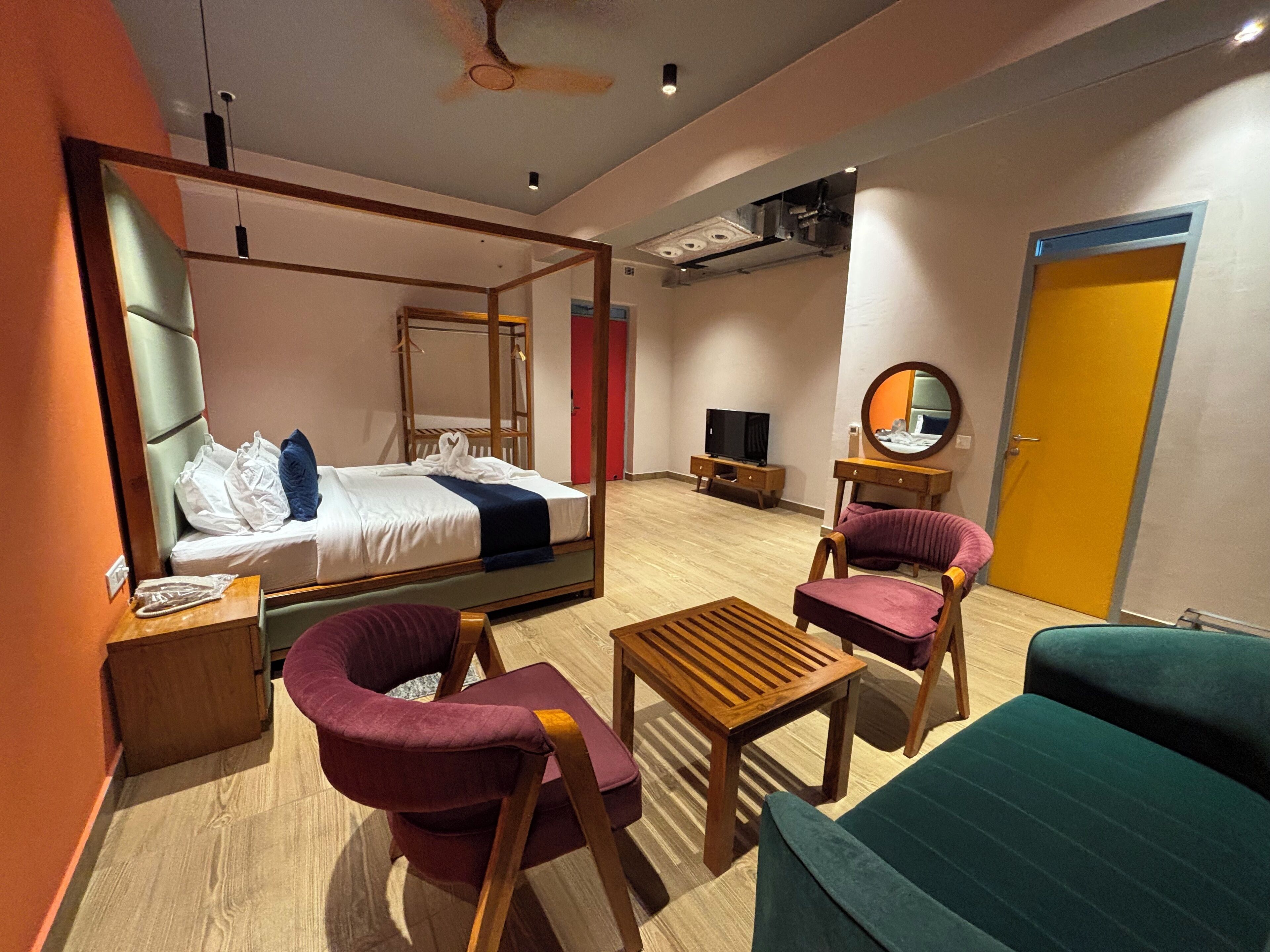 Quarto solteiro superior | Cofres nos quartos, espaço de trabalho para notebook