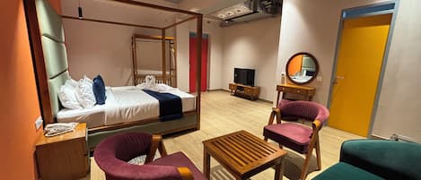 Quarto solteiro superior | Cofres nos quartos, espaço de trabalho para notebook