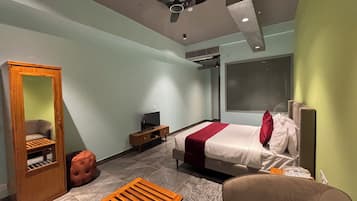 Deluxe Double Room, Courtyard View | In-room safe, laptop workspace