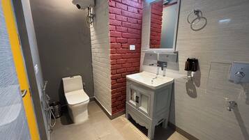 Kamar Double Deluks, pemandangan halaman | Kamar mandi | Shower, perlengkapan mandi gratis, handuk, dan sabun