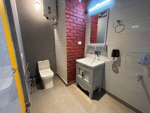Deluxe Double Room, Courtyard View | Bathroom | Shower, free toiletries, towels, soap
