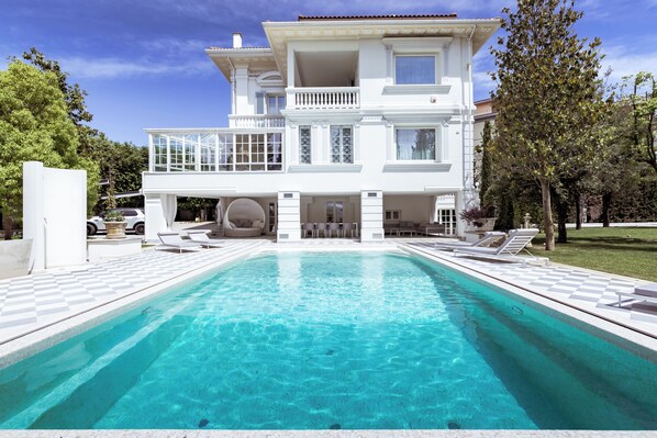Indoor pool, outdoor pool