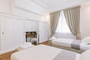 5 camere, una scrivania, ferro/asse da stiro, culla da viaggio