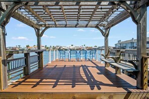 Terrace/patio - Shore Thing: Waterfront Dock & Family Fun (Corpus Christi)