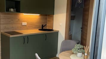 Apartemen Comfort, pemandangan kebun | Dapur pribadi | Lemari es kecil