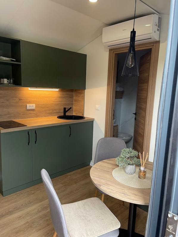 Comfort Apartment, Garden View | Private kitchen | Mini-fridge