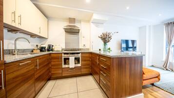 Ugn, spishäll och diskmaskin