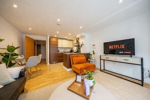 TV - 2 Bed Modern Liverpool Street Chic Apartment (London)
