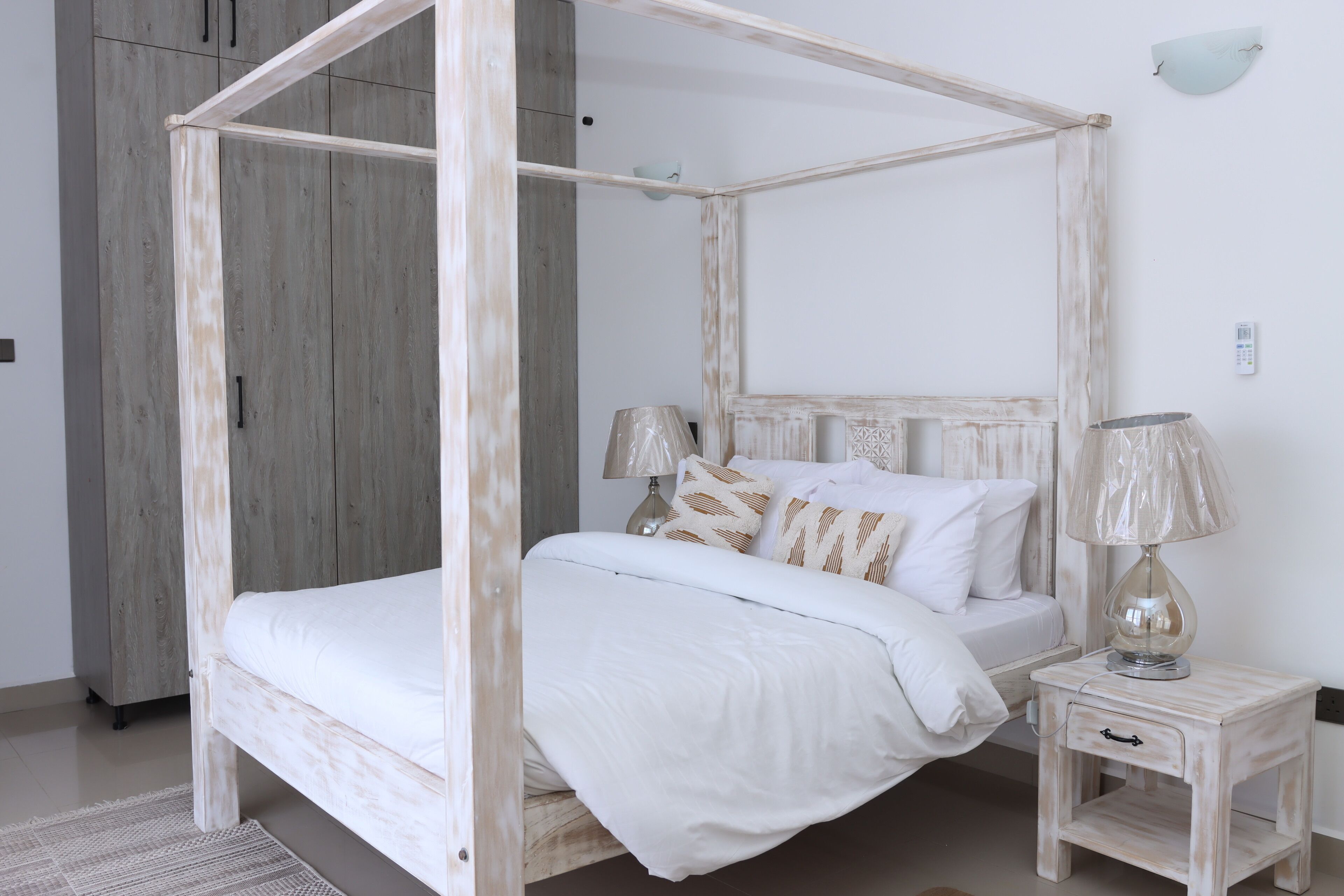 4 bedrooms, iron/ironing board, WiFi, bed sheets