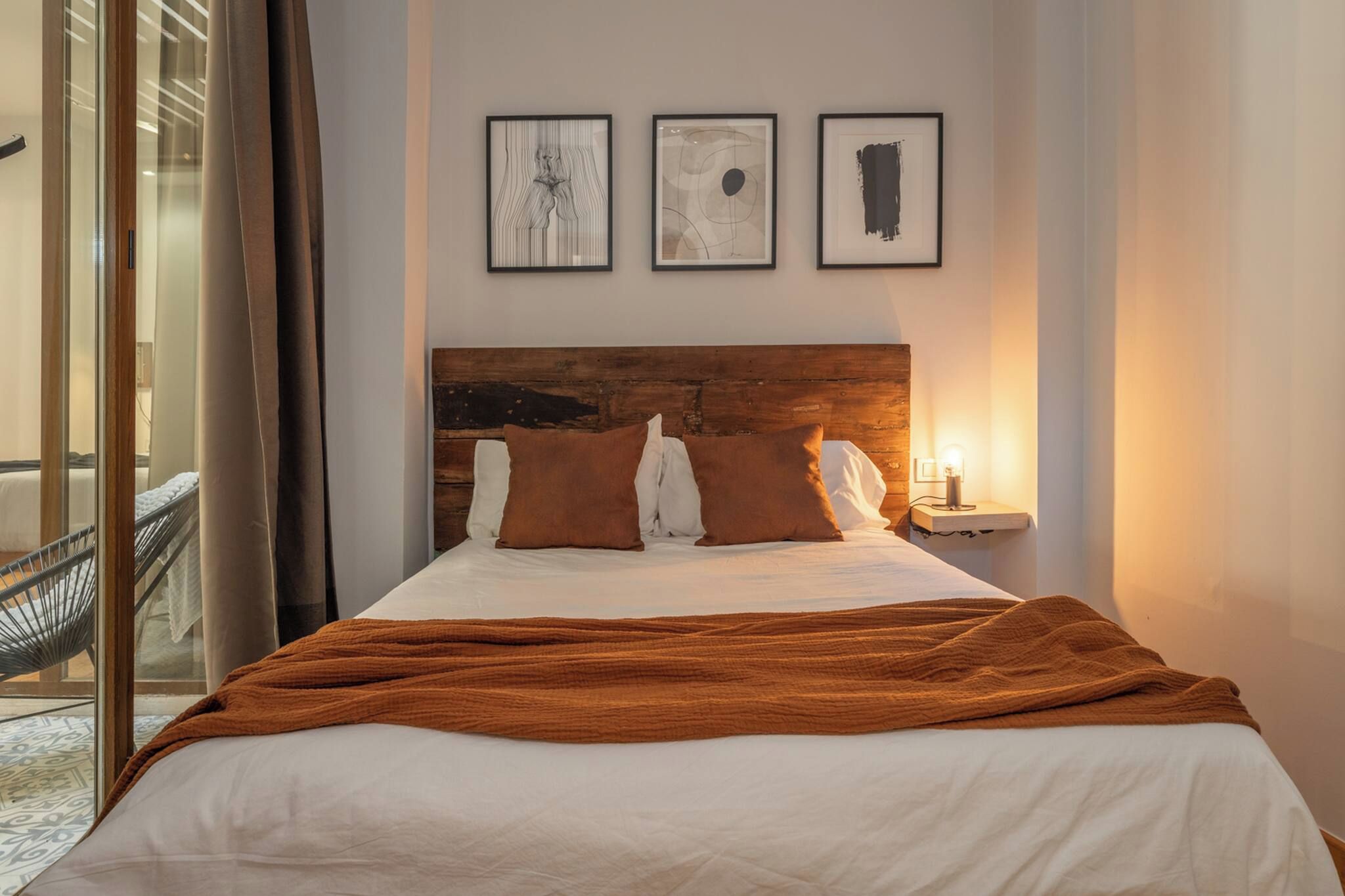 2 slaapkamers, een strijkplank/strijkijzer, internet, beddengoed
