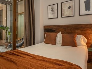 2 bedrooms, iron/ironing board, Internet, bed sheets