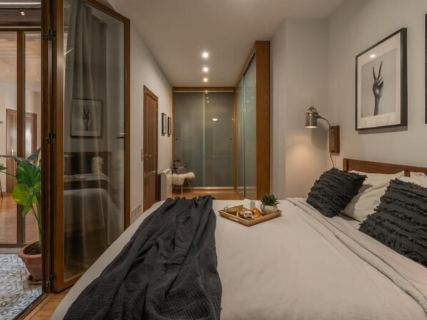 2 bedrooms, iron/ironing board, Internet, bed sheets