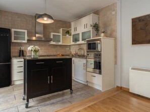 ثلاجة، ميكروويف، فرن، غسالة أطباق