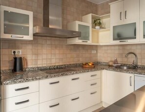 ثلاجة، ميكروويف، فرن، غسالة أطباق