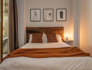 2 bedrooms, iron/ironing board, Internet, bed sheets